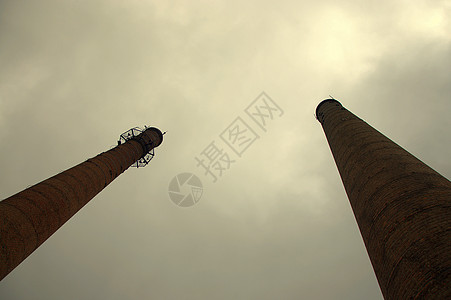 两根古老的植物管道 向着暴风雨的天空看图片