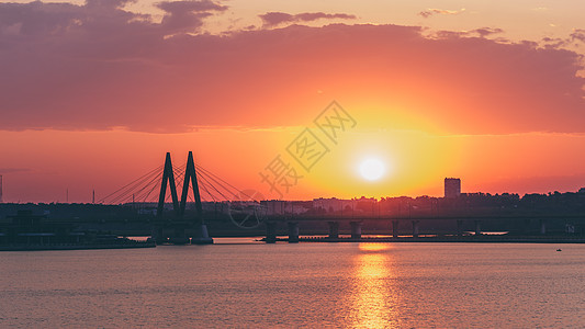 俄罗斯喀山的千禧桥景观太阳日落游客反射建筑学旅行市中心场景建筑图片