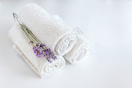 白干净毛巾和白白孤立背景的熏衣草花奢华洗澡芳香按摩棉布织物药品香气香味薰衣草图片