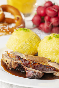 巴伐利亚烤猪肉 加子啤酒午餐土豆水饺食物乡村肉汁美食饺子盘子图片