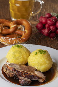 巴伐利亚烤猪肉 加子萝卜食物玻璃美食肉汁木头土豆午餐盘子乡村图片