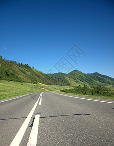 穿越山谷的沥青路段断裂 丘伊道 阿尔泰 西伯利亚 俄罗斯图片