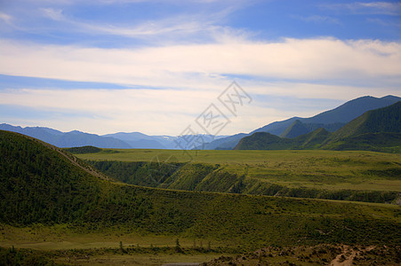 山里有牧草和肥沃的山谷 阿尔泰 西伯利亚 俄罗斯 风景旅游地平线日落荒野蓝色天空草地土地环境农村图片