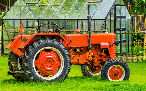 在谷仓特写一辆红色拖拉机 农业运输及设备 农用机械等图片