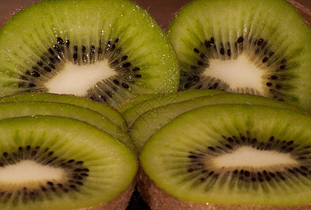 切片多汁的kiwi水果营养果味热带食物白色宏观绿色饮食奇异果小吃图片