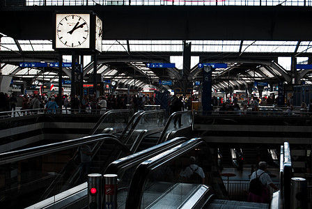 一个拥挤的火车站车站平台红色街道小时火车运输女士运动人群图片