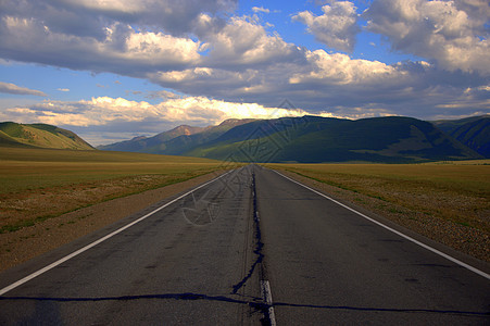 直径超过地平线的沥青路位于山脉上 Kurai草原 Altai 俄罗斯阿尔泰 Landscape图片