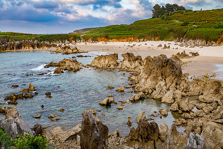 西班牙阿斯图里亚斯州Llanes 托罗海滩风景观光海岸线旅游地标海洋海景岩石假期放松图片