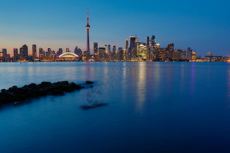 加拿大海滨加拿大安大略省多伦多市中心的夜景反射建筑摩天大楼港口商业天际市中心景观城市天空背景