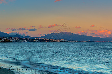 西班牙马拉加卡萨雷斯海滩石头岩石天空海岸海滩场景背景图片