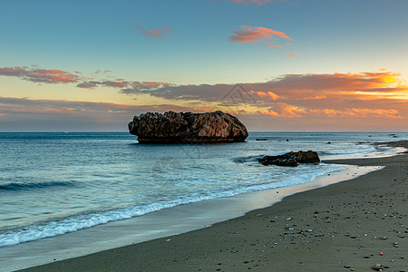 西班牙马拉加卡萨雷斯海滩岩石场景海岸天空海滩石头背景图片