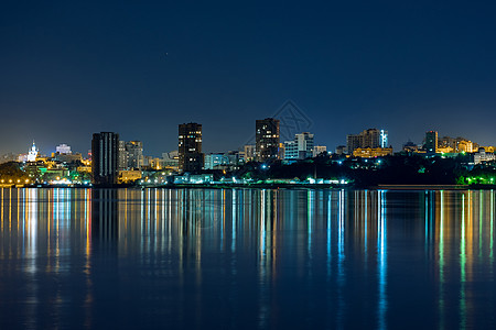 从阿穆尔河看哈巴罗夫斯克市的夜景 蓝色的夜空 夜城灯火通明 阿穆尔河的水位在 159 厘米左右冰场季节地平线建筑洪水悬崖遗产教会图片