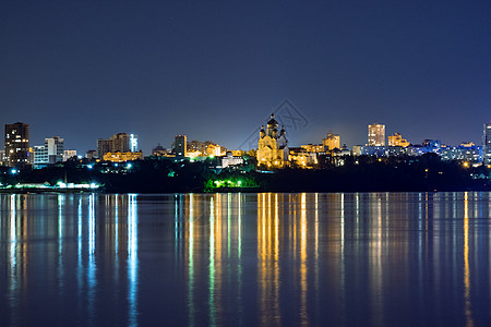 从阿穆尔河看哈巴罗夫斯克市的夜景 蓝色的夜空 夜城灯火通明 阿穆尔河的水位在 159 厘米左右长廊建筑学景观天气城市冰场宗教环境图片