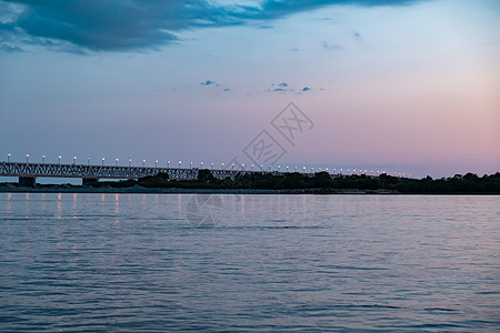 俄罗斯 哈巴罗夫斯克 照片来自河中央 校对 Portnoy城市阳光旅行天空立交桥反射日落桥接旅游过桥背景图片