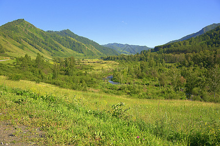 山地草原生长过度 森林混杂程度低 跨越平静的河流旅游蓝色草地岩石环境顶峰场地溪流公园山谷图片