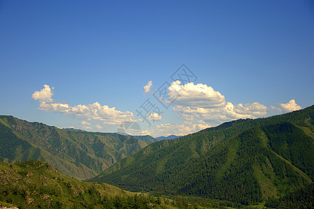 山地草原生长过度 森林混杂程度低 跨越平静的河流山谷场地公园天空旅行全景溪流爬坡道蓝色草地图片