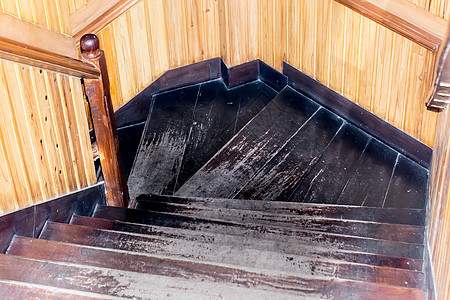 现代风格的楼梯 配有木制阶梯和扶手 螺旋型设计 硬木材料 室内楼层 住宅或办公大楼 房屋内图片