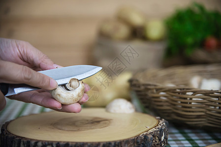 女士在厨房里做新鲜的香菇蔬菜  有蔬菜烹饪概念的人菌类饮食团体食物植物美食香菜营养宏观工作室图片