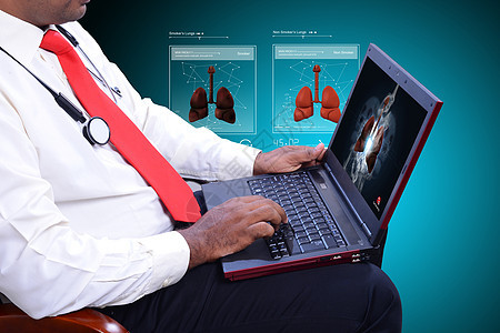 笔记本电脑医生医院保健微笑专家男性工作互联网医疗保险职业男人图片
