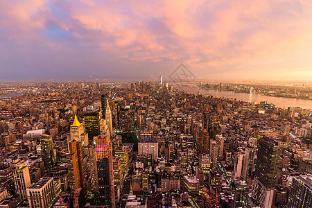 纽约市与曼哈顿摩天大楼的天际线在美国暴风雨般的日落下摩天大楼大街气候阳光风暴阁楼城市地标戏剧性彩虹图片
