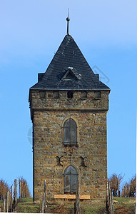 的一座古老的方形塔楼 尖顶面积植物石头反叛进货天藤建筑物建筑师正方形边锋图片