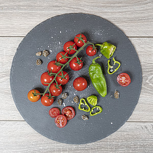一块石头盘子上的一些蔬菜食物美食早餐胡椒午餐餐厅叶子饮食素食主义者桌子图片