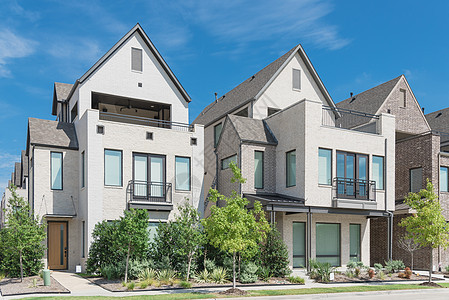 德克萨斯州达拉斯附近的三层单一家庭住房的现代新发展门廊公园人行道单户城市入口住宅房子公寓房地产阳台图片