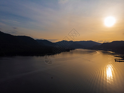 Altai山Teletskoye湖空中观视日落反射地平线天空公园岩石旅行蓝色娱乐爬坡图片