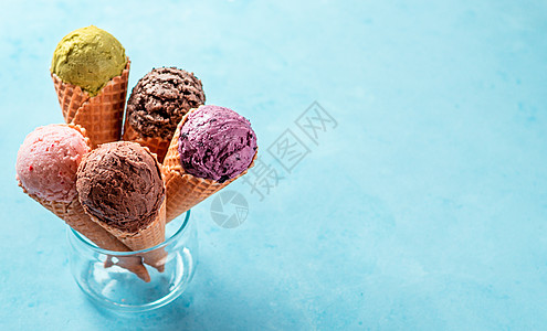 甜锥冰淇淋勺 蓝色复制空间美食高架横幅抹茶开心果冰淇淋锥体巧克力甜点勺子图片