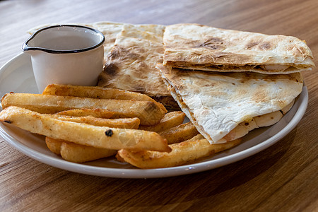 炸薯条和玉米饼在盘子上小吃美食午餐点心食物美味薯条土豆生活筹码图片