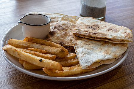 炸薯条和玉米饼在盘子上筹码薯条食物小吃土豆美味午餐点心美食生活图片