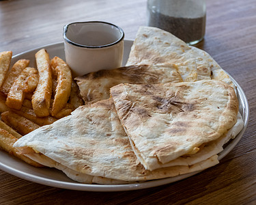 炸薯条和玉米饼在盘子上美食食物薯条小吃美味筹码生活土豆午餐点心图片