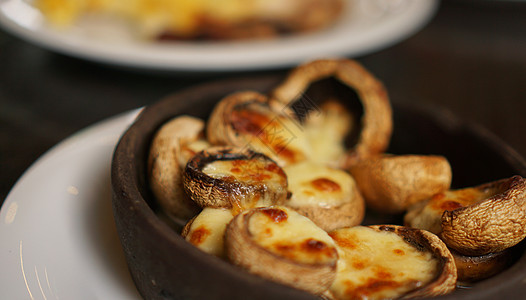 配有苏鲁古尼奶酪的索科蘑菇 传统格罗吉亚食品香料午餐餐厅国家餐具美食烘烤小吃炙烤食物图片