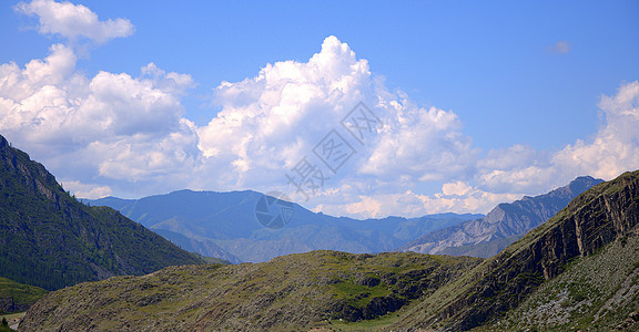 山峰和山谷的景象图片