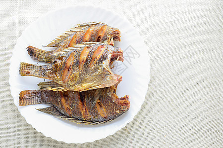 含有鱼酱和胡椒的深炸鱼餐厅烹饪美食营养鱼片淡水蔬菜油炸厨房盘子图片