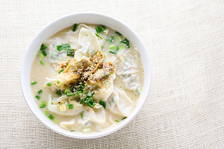 配有春洋葱的Wonton汤 在白碗里服务 有选择性食物饺子午餐烹饪餐厅猪肉蔬菜小吃美食盘子图片