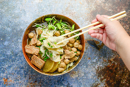 有肉球的Wonton汤 春洋葱盛大棕色餐厅勺子水饺小吃桌子猪肉烹饪食物午餐饺子图片