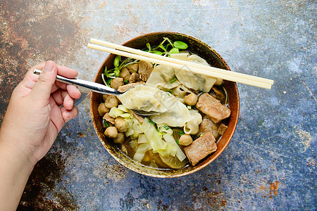 有肉球的Wonton汤 春洋葱盛大棕色筷子水饺烹饪勺子食物猪肉蔬菜文化小吃美食图片