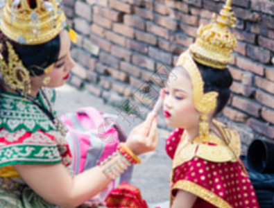 穿着典型 传统泰国服装的亚洲妇女 是一公升装饰品文化金子裙子女孩女士手势女性戏服舞蹈家图片