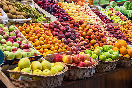 店铺海报水果在市场上的摊分生产李子异国杂货店果汁农场奇异果农业收成食物背景
