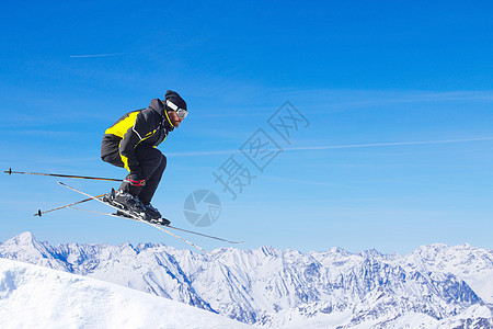 山上跳跃滑雪机便车飞行高山顶峰假期激流空气运动冰川天空图片