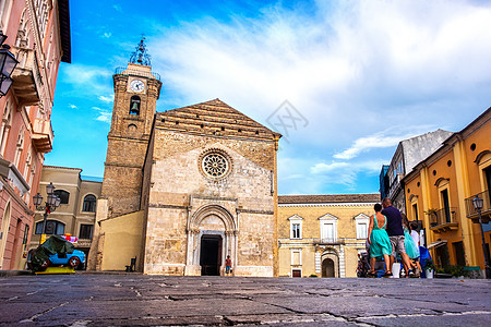 意大利Abruzzo地标的Vasto大教堂(或教区)街道上的Italia教堂广场居民图片