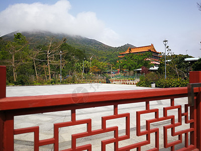 香港Lantau岛寺庙附近广场的广场图片