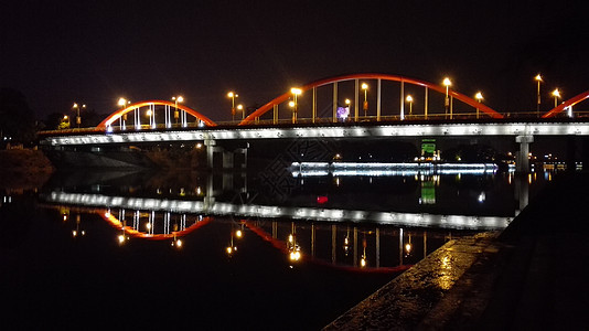 夜间城市 夏季有橙色灯光旅游反射地标旅行建筑景观天空图片