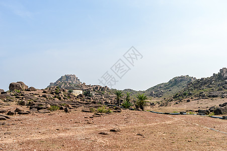 印度贾坎德邦高原的干旱丘陵半干旱地区 气候变化导致土地退化 影响农业生产力 生物多样性和可持续发展 干旱半干旱地区地貌金色田园荒图片