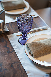 餐厅桌上的空盘子餐具午餐桌布环境桌子餐巾用具接待宴会玻璃图片