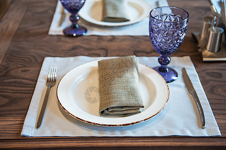 餐厅桌上的空盘子酒杯玻璃宴会装饰早餐银器奢华婚礼餐饮桌布图片
