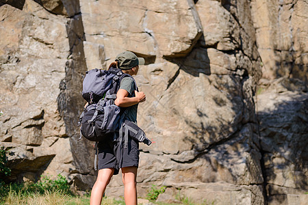 冒险与旅行概念 大背包在摇滚背景的年轻美女Hiker图片
