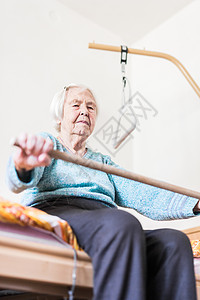 96岁的年长妇女用棍子在她坏的身上运动练习公民医学女士房子护理帮助保险服务老年图片