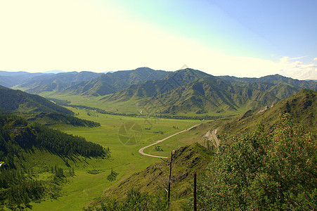 从山顶的景象 穿过一个闪光山谷的公路上通行证图片